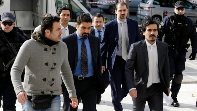 Fünf der acht türkischen Soldaten in Begleitung von Polizisten auf dem Weg zum Obersten Gericht (Bild: ASSOCIATED PRESS)