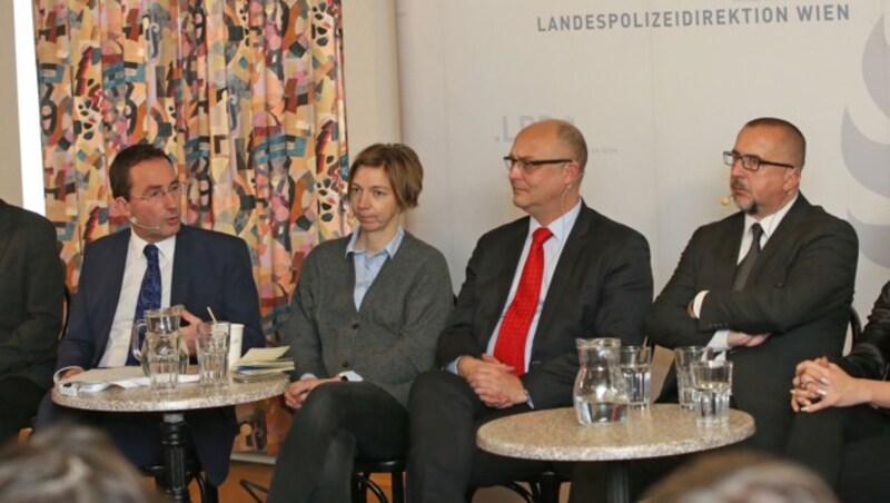 krone.at-Chef Schmitt mit Staatsanwalt Jarosch, Journalistin Schell und Polizeichef Pürstl (v.r.n.l) (Bild: Peter Tomschi)