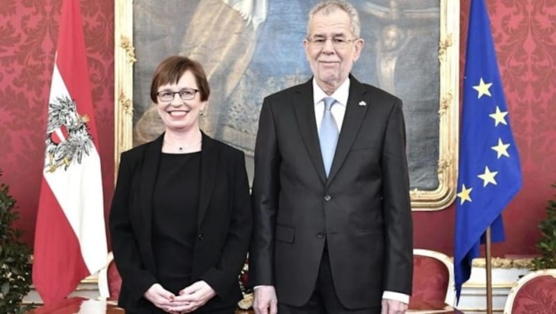 Alexander Van der Bellen und seine Frau Doris Schmidauer in der Präsidentschaftskanzlei (Bild: APA/HANS KLAUS TECHT)