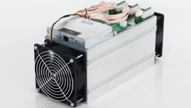 Mit Spezialcomputern wie diesem „Antminer“ erzeugen Bitcoin-Schürfer ihre digitale Währung. (Bild: https://shop.bitmain.com)