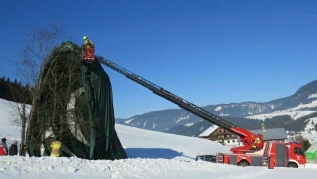Die Feuerwehr Annaberg half einem Heißluftballon-Piloten, der beim Kreilbauern landete. (Bild: Feuerwehr Abtenau)