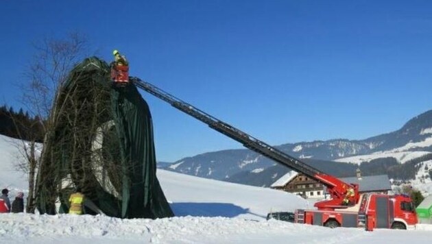 Die Feuerwehr Annaberg half einem Heißluftballon-Piloten, der beim Kreilbauern landete. (Bild: Feuerwehr Abtenau)