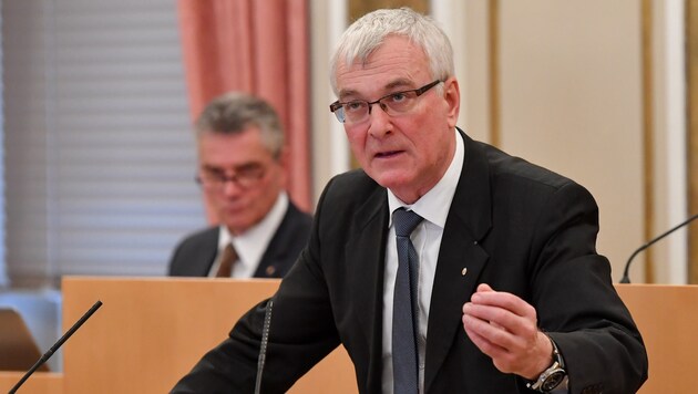 FP-Politiker Elmar Podgorschek im Landtag, beäugt von Landesamtsdirektor Erich Watzl. (Bild: Harald Dostal)