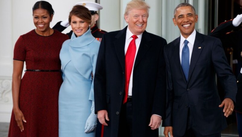 Michelle Obama, Melania Trump, Barack Obama und Donald Trump vor dem Weißen Haus (Bild: AP)