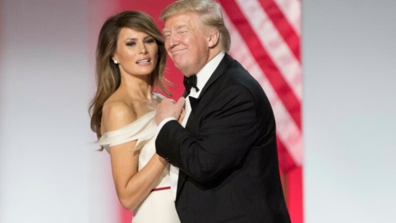 Melania Trump und Donald Trump beim "Freedom Ball" nach der Inauguration (Bild: EPA)