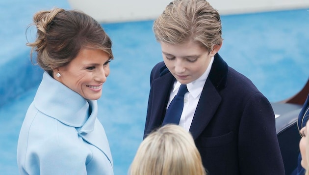 Barron Trump mit seiner Mutter Melania bei der Inauguration seines Vaters zum 45. US-Präsidenten (Bild: EPA)