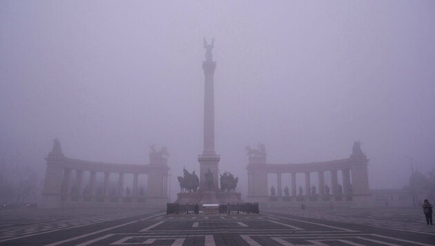 Der Heldenplatz in Budapest unter einer Smog-Glocke (Bild: EPA)
