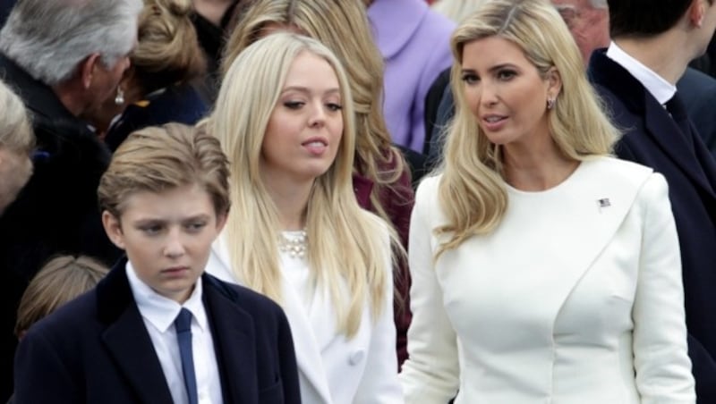 Barron Trump mit seinen Halbschwestern Tiffany Trump und Ivanka Trump (Bild: 2017 Getty Images)