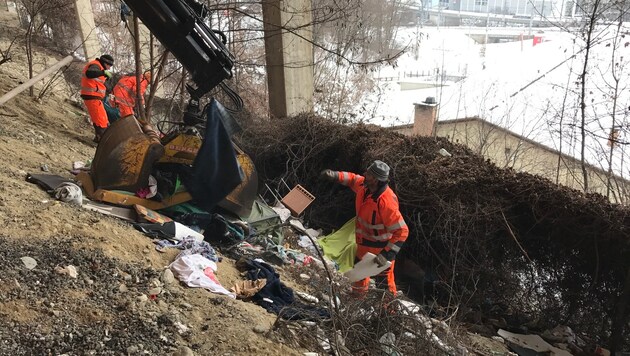 Haufenweise Müll mussten Mitarbeiter der Asfinag unter der Autobahn bei Innsbruck West einsammeln. (Bild: zeitungsfoto.at)