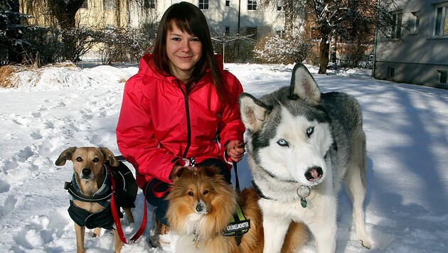 Die 20-jährige Martina mit ihren Hunden (Bild: Uta Rojsek-Wiedergut)