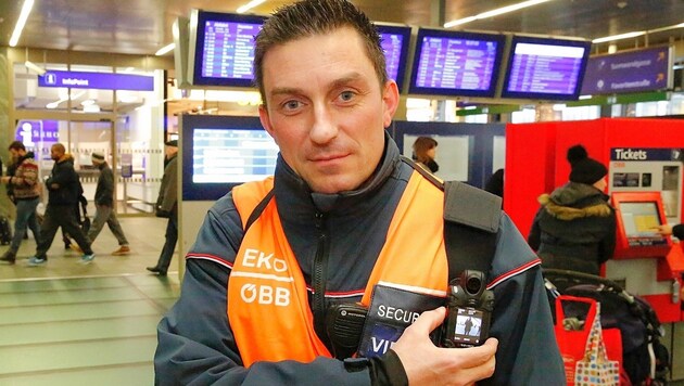 Mit Bodycam unterwegs - ein ÖBB-Security am Wiener Hauptbahnhof (Bild: Martin A. Jöchl)