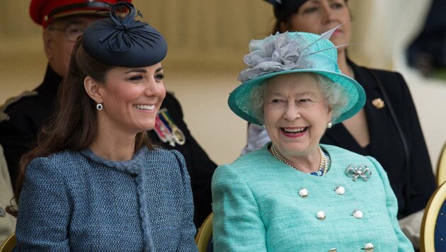 Queen Elizabeth mit Herzogin Kate (Bild: AFP)