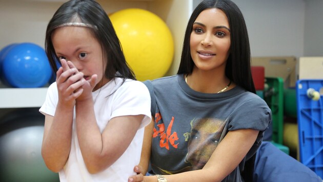 Kim Kardashian auf Besuch in einem Behindertenheim in Dubai (Bild: AFP)