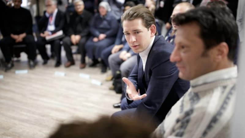 Außenminister Sebastian Kurz besuchte am Montag Wertekurse für Flüchtlinge. (Bild: APA/GEORG HOCHMUTH)