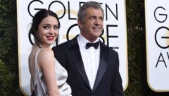 Mel Gibson mit seiner Freundin Rosalind Ross (Bild: 2017 Invision)