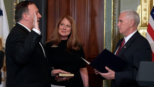 Mike Pompeo, mit Ehefrau Susan, wird von Vizepräsident Mike Pence angelobt. (Bild: AP)