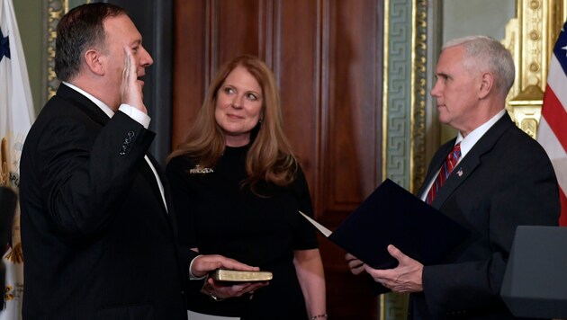 Mike Pompeo, mit Ehefrau Susan, wird von Vizepräsident Mike Pence angelobt. (Bild: AP)
