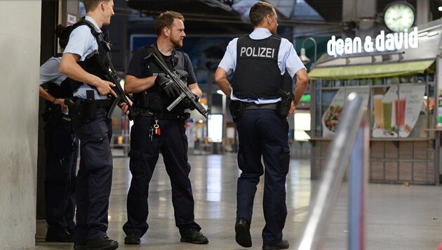 Die Münchner Polizei im Einsatz (Bild: APA/dpa/Andreas Gebert)