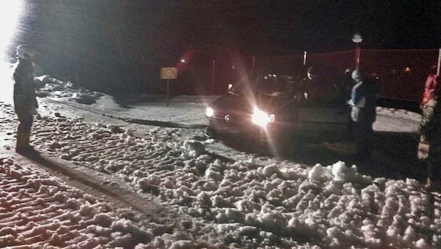 Der Wagen der Urlauber blieb schließlich auf der Piste im Schnee stecken. (Bild: FF Zell am See)
