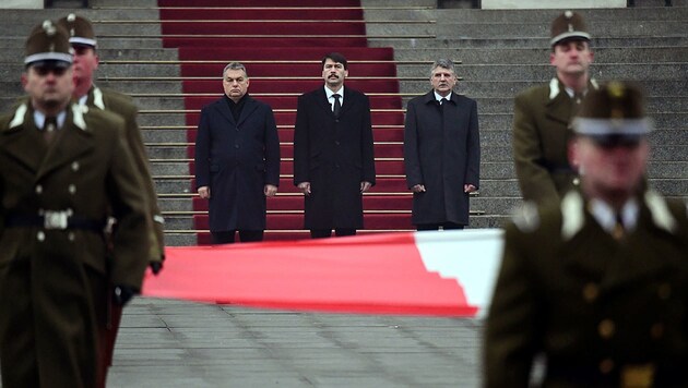 Ministerpräsident Orban, Präsident Ader und Parlamentssprecher Köver bei der Trauerfeier (Bild: AFP)