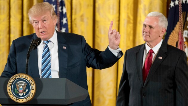 Donald Trump mit Vizepräsident Mike Pence im Weißen Haus (Bild: ASSOCIATED PRESS)