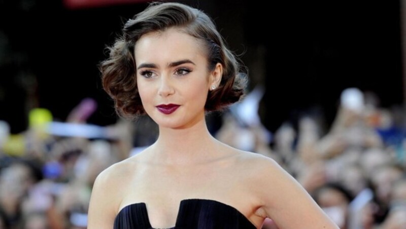 Lily Collins liebt Lippen in Marsala-Rot. (Bild: APA/EPA/STR)