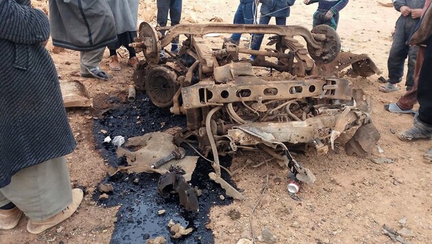 Viel blieb von dem Fahrzeug, in dem die Bombe verstaut gewesen war, nicht übrig. (Bild: AP)