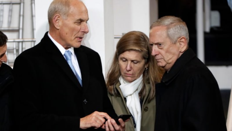 Die beiden frisch angelobten Minister Mattis (rechts) und Kelly (Bild: ASSOCIATED PRESS)