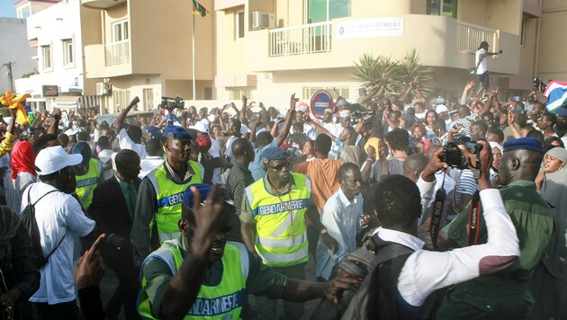 Unterstützer von Präsident Barrow vor der gambischen Botschaft im Senegal (Bild: AFP)