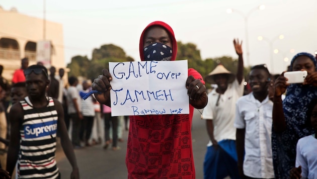 Gegner des abgetretenen Präsidenten Yahya Jammeh jubeln. (Bild: ASSOCIATED PRESS)