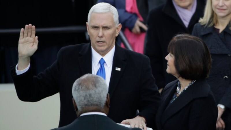 Der neue US-Vizepräsident Michael Pence bei der Vereidigung (Bild: AP)