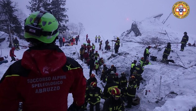 Über 100 Rettungskräfte stehen seit Tagen unermüdlich im Einsatz. (Bild: ASSOCIATED PRESS)