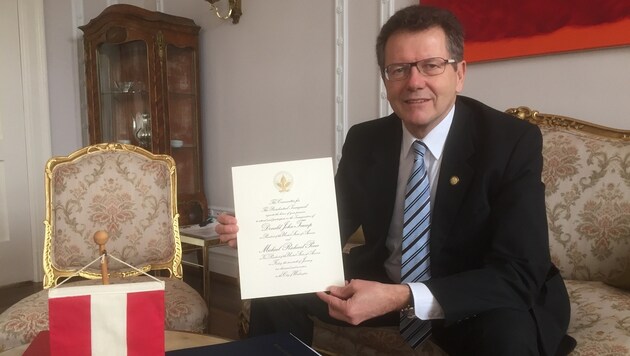 Botschafter Wolfgang Waldner hält eine der heißbegehrten Einladungen in die Höhe. (Bild: Gregor Brandl)