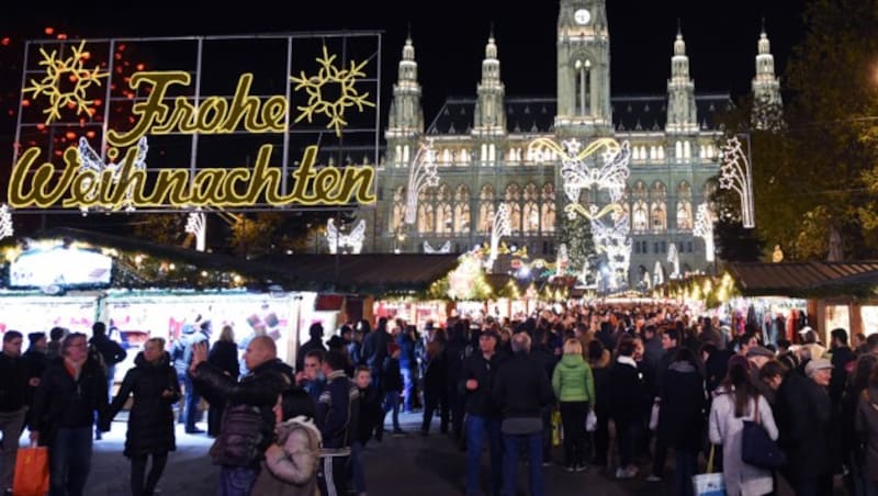 Ein gewohntes Bild in den Vorjahren: Gedränge am Christkindlmarkt am Wiener Rathausplatz. (Bild: APA/Herbert P. Oczeret)