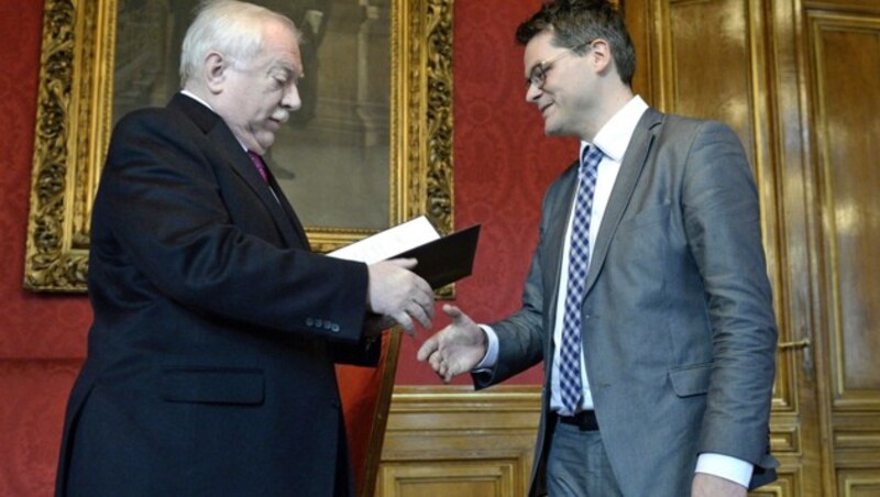 Czernohorszkys Angelobung als Stadtschulratspräsident bei Bürgermeister Michael Häupl (Bild: APA/HANS KLAUS TECHT)