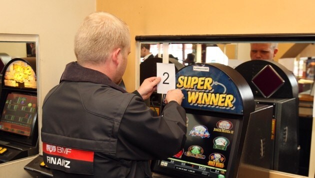 In Spiellokalen führt die Finanz immer wieder Razzien durch. Illegale Automaten werden beschlagnahmt (Bild: Zwefo)