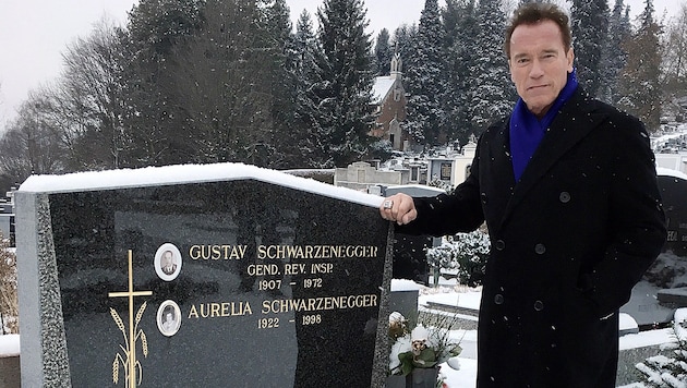 Privater Moment: Arnold Schwarzenegger am Grab seiner Eltern in Weiz (Bild: Ferdinand Krainer)