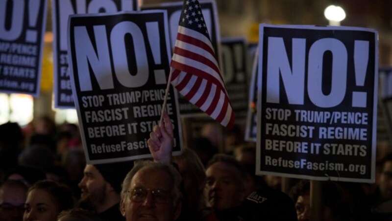 Tausende Menschen versammelten sich in New York, um gegen Donald Trump zu protestieren. (Bild: John Moore/Getty Images/AFP)