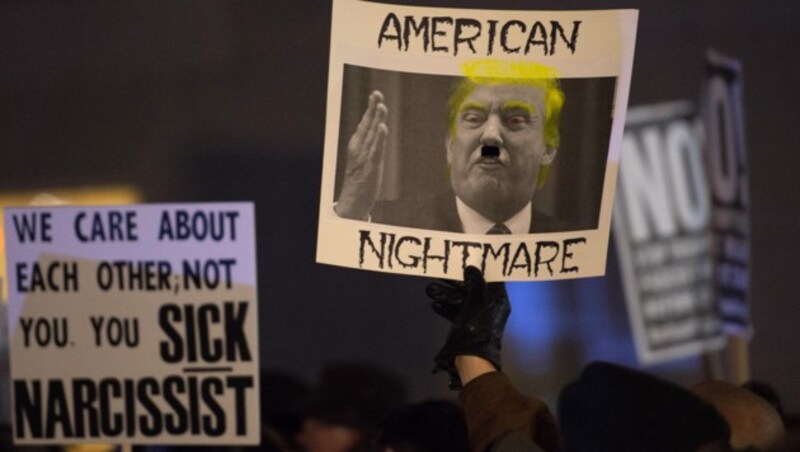 Tausende Menschen versammelten sich in New York, um gegen Donald Trump zu protestieren. (Bild: AFP)