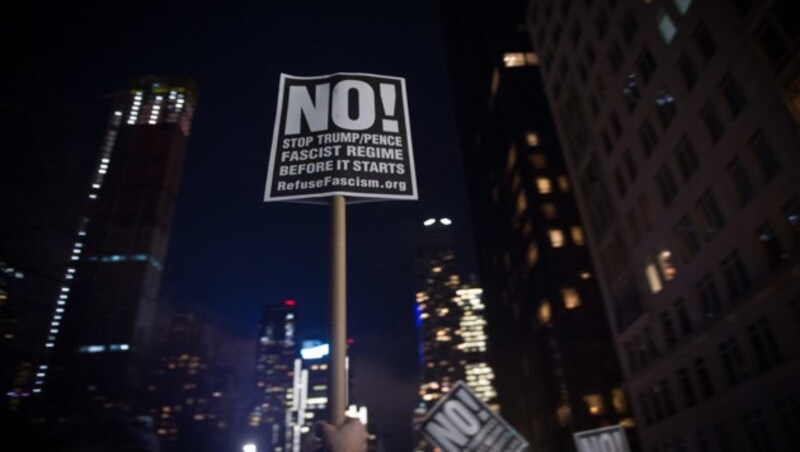 Tausende Menschen versammelten sich in New York, um gegen Donald Trump zu protestieren. (Bild: AFP)