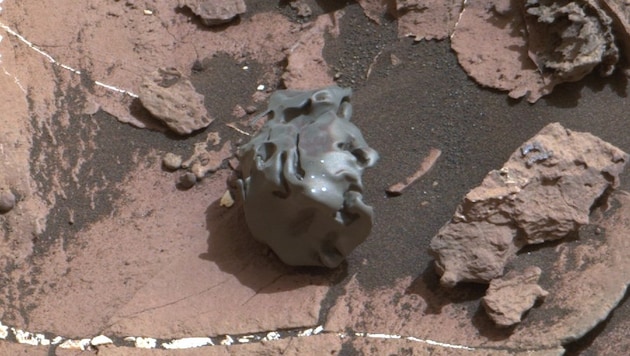 Der golfballgroße Meteorit „Egg Rock“ (Bild: NASA/JPL-Caltech/MSSS)