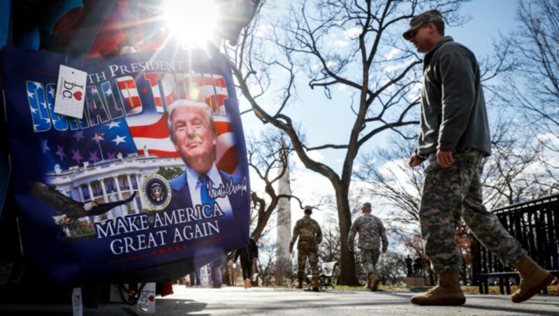 Zahlreiche Soldaten am Capitol Hill (Bild: AP)