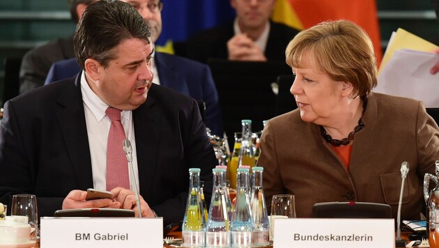 Sigmar Gabriel mit Kanzlerin Angela Merkel (Bild: APA/AFP/John MacDougall)