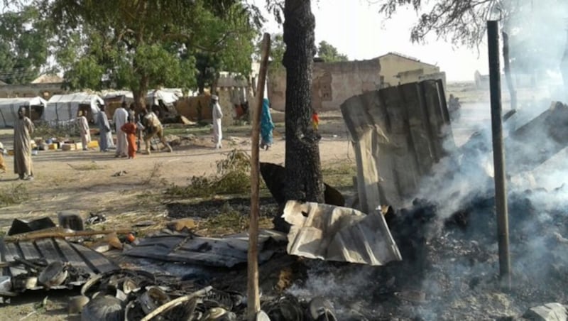 Das Flüchtlingslager Rann nach der irrtümlichen Bombardierung (Bild: AP)