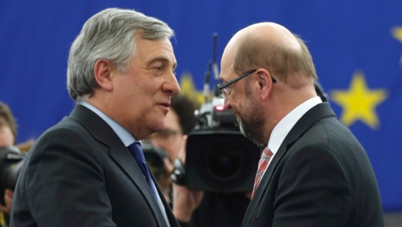 Antonio Tajani mit seinem Vorgänger Martin Schulz (Bild: AP)