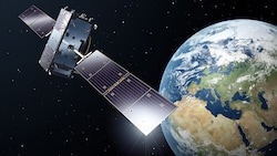 Künstlerische Illustration eines „Galileo“-Satelliten im Erdorbit (Bild: ESA/P. Carril)