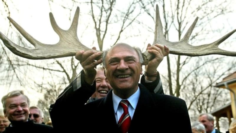 Pröll mit Elchgeweih bei der Einweihung eines Elchgeheges beim Schloss Niederweiden im Jahr 2003 (Bild: APA/HARALD SCHNEIDER)