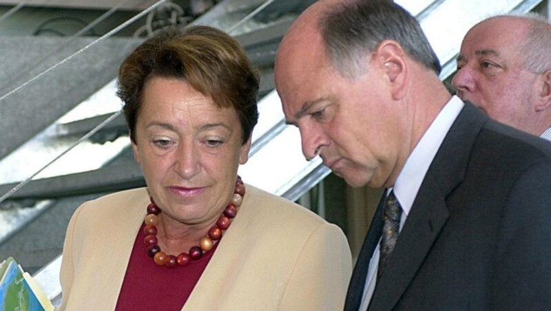 Pröll mit der damaligen Bildungsministerin Elisabeth Gehrer im Jahr 2001 (Bild: APA)