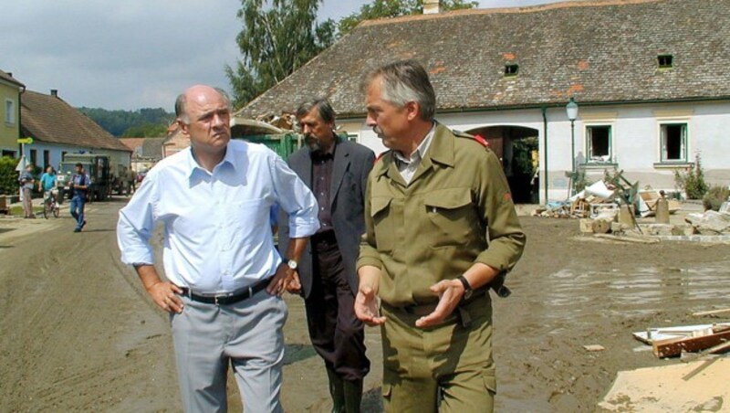 Pröll beim Jahrhunderthochwasser am Marktplatz von Zöbing im Jahr 2002 (Bild: APA/HERBERT PFARRHOFER)