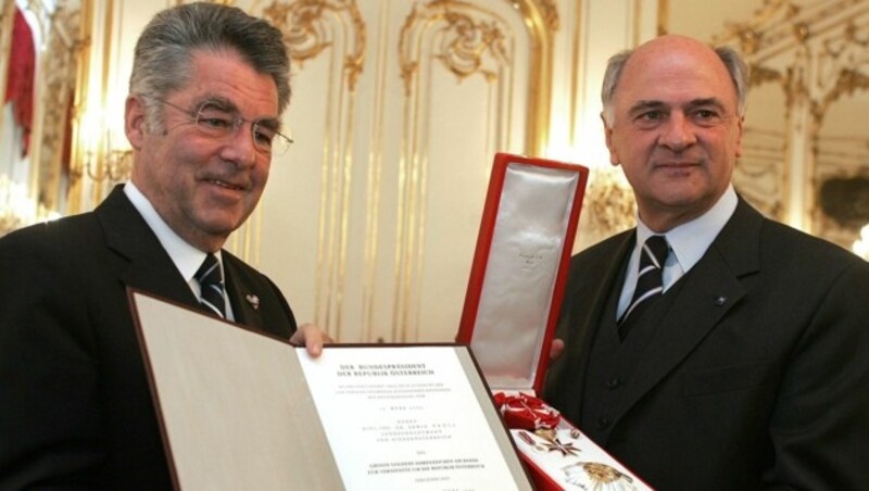 2005 erhielt Pröll vom damaligen Bundespräsidenten Heinz Fischer das Große Goldene Ehrenzeichen. (Bild: APA/HANS KLAUS TECHT)